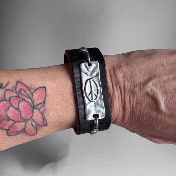 🌼Black Leather Unisex Peace Symbol Bracelet - Picture 3 of 8